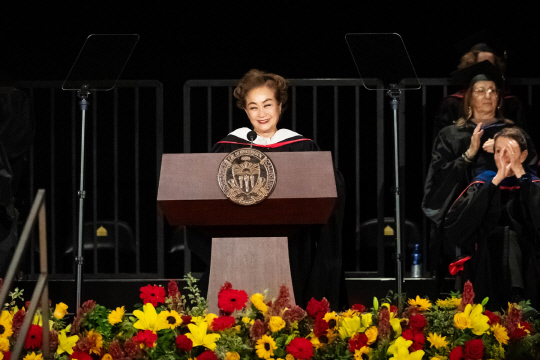 이미경 CJ그룹 부회장이 미국 USC SCA 졸업식에서 연설을 하고 있다. CJ ENM 제공